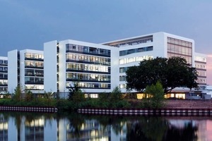  Im  Technologiezentrum für  Wäschepflegegeräte in Berlin (BGF: 32 000 m²) werden in Entwicklung und Qualitätsprüfung ca. 1 000 Waschmaschinen und Wäschetrockner betrieben 
