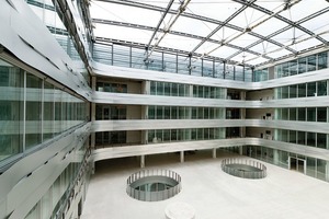  Das helle, überdachte Atrium steht im Zentrum des Niedrigenergiekonzepts 