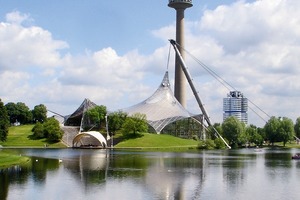  Ansicht Olympia Park mit Schwimmhalle. Darüber der Fernsehturm, rechts hinten das BMW-Hochhaus (1968-1972, Karl Schwanzer) 