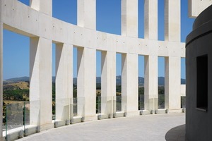  Das Betonfachwerk reicht noch zwei Geschosse höher als die Dachterrasse. Das entspricht zweien der insgesamt zwölf Zeilen Text: „non plus ultra“ 