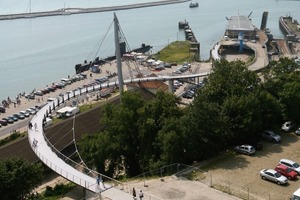  Die Brücke verbindet den Rügenplatz mit dem 22 m tiefer liegenden Hafen 