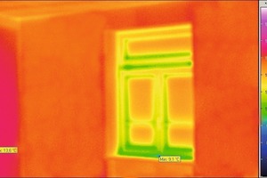  Verbesserung durch Innendämmung: Die orangerote Farbe zeigt ideale Wärmedämmung an. Die hohe Temperatur der Wandoberfläche bleibt ohne Wärmeverlust erhalten 