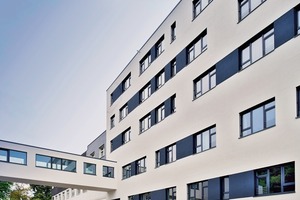  Innerhalb von 16 Monaten wurde das 9 574 m² (BGF) große Klinikum errichtet. Dank der klaren Struktur und Rasterung der 136 Module von ALHO war eine wirtschaftliche und schnelle Bauweise möglich&nbsp;  