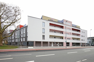  Links freifinanziert (zum Park), rechts gefördert. Alle haben Fenster/Balkone zum Hof dahinter 