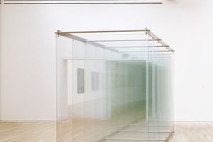  Gerhard Richter, 7 Stehende Scheiben, 2002, Glas-/ Stahlkonstruktion, 234 x 167 x 336 cm 