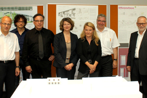  Der Jury unter der Leitung von Prof. AA. Dipl. Lydia Haack, München, gehörten außerdem an: Prof. Dipl.-Ing. Günter Pfeifer, Darmstadt; Prof. Dr.-Ing. Uta Pottgiesser, Detmold;   Guido Hagel, Dipl.-Ing. Architekt, BBR Bonn; Prof. Dr.-Ing. Karsten Tichelmann, Darmstadt; Helmut Mildner, Geschäftsführer NUWOG, Neu-Ulm;Oberbürgermeister Gerold Noerenberg, Neu-Ulm; Günther Hoffmann, MD BMBVS; Andreas Neureuther, Stadtbaudirektor Neu-Ulm 