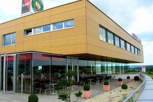  Für die Fassade der Coffee World wurden Linien Plattenoberfläche gefräst  