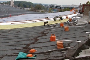  Die Verwendung von Kunststoffbahnen bei der Flachdachsanierung bietet folgende Vorteile: geringes Gewicht, geringe Brandlast, hohe Lebensdauer, rationelle Verlegung ohne Brandrisiko, dauerhafte Nahtverbindungen, geringer Pflege- und Wartungsaufwand, Bearbeitbarkeit im genutzten Zustand sowie Recyclebarkeit 