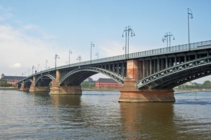  Theodor-Heuss-Brücke, Mainz-Wiesbaden, Bogenbrücke mit Fachwerkbögen, größte Spannweite 102,94 m, Gesamtlänge 475 m 