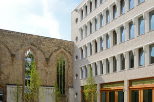  Die Architekten entschieden sich beim Neubau Hospitalhof in Stuttgart für Mauerwerk mit handwerklichem Charakter, da es den Betrachtern auf den ersten Blick vertraut vorkommt. Der helle Ziegel des Neubaus fügt sich harmonisch in den historischen Kern des Viertels ein 