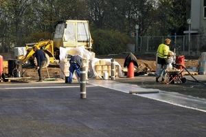  180 °C heißes Bitumen wird im Gießverfahren auf den Rohbeton aufgebracht. Es entsteht ein fester Verbund, bei dem kein Wasser unterlaufen kann; auch bei Beschädigungen kommt keine Feuchtigkeit unter die Abdichtung 