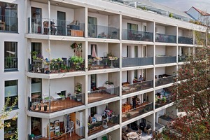  Gartenseite mit vorgestelltem Balkon in Betonfertigbauweise 