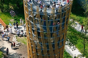  Der Turm ist 23,5m hoch. Das Bauwerk hat eine zweischalige Hülle, die aus einer streng verti-kalen Lamellenstruktur besteht. Es handelt sich um 240 gerade Brett-schichtholzstäbchen aus sibirischer Lärche, die von 16 horizontalen Stahlringen zusammen-gehalten werden 